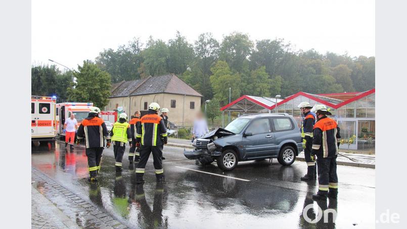 Ein Senior gerät mit seinem Suzuki in Grafenwöhr in den Gegenverkehr. Zwei Verletzte und ein hoher Blechschaden sind die Folge. Bild: jma