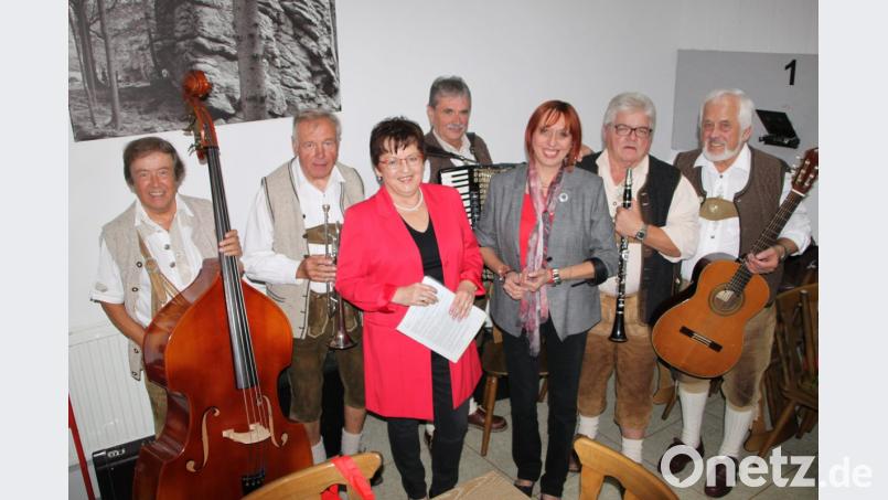 Die Genossen im Landkreis starten in die heiße Phase des Wahlkampfs. Zum Auftakt sorgt auch die &quot;Falkenberger Zoiglmusik&quot; für Stimmung. Bild: den