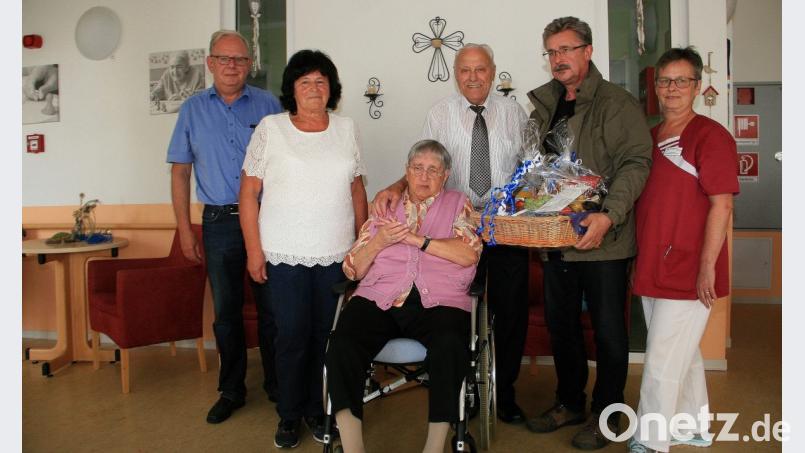 Walter Scherer (Dritter von rechts) feiert 90. Geburtstag. Dazu gratulieren Heimbeirat Rainer Bleistein, Scherers Tochter Gisela, Ehefrau Luise und (von rechts) Schwester Helga Müller sowie Fuchsmühls Bürgermeister Wolfgang Braun. Bild: wro