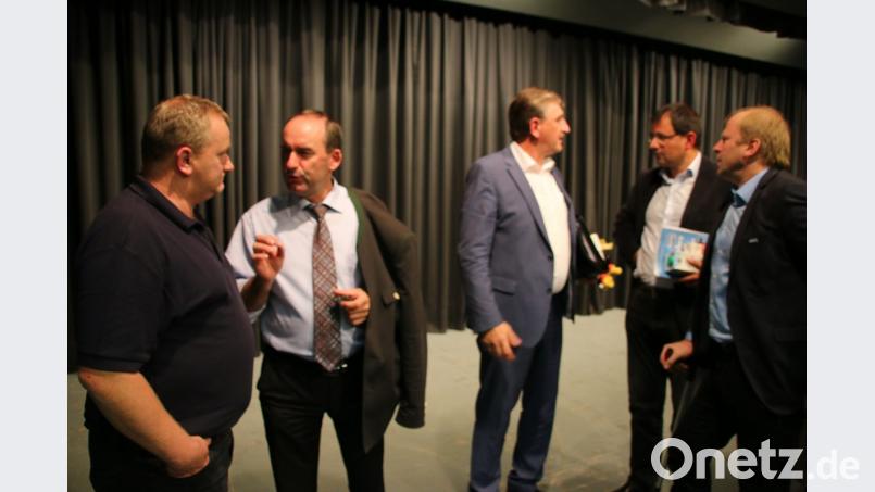 Nach dem Podium: (von links) BDM-Kreisvorsitzender Werner Reinl im Gespräch mit FW-Chef Hubert Aiwanger sowie BBV-Vize Günther Felßner, CSU-Landtagsabgeordneter Martin Schöffel und BDM-Landeschef Manfred Gilch im Clinch. Bild: jrh