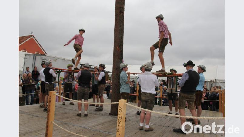 Der Bankerlplatter forderte den Kirwaburschen alles ab. Bild: ral