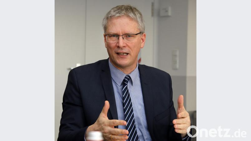 Markus Nitsch, Chef der Agentur für Arbeit Schwandorf, appelliert an die Arbeitgeber der Region, Eltern und Alleinerziehenden eine Chance zu geben – um den Kindern bessere Chancen zu eröffnen. Bild: Gerhard Götz