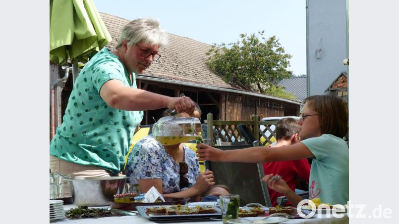 DIe Kinder lernen beim Ferienprogramm Kräuter und ihre Wirkung kennen, Bild: ils