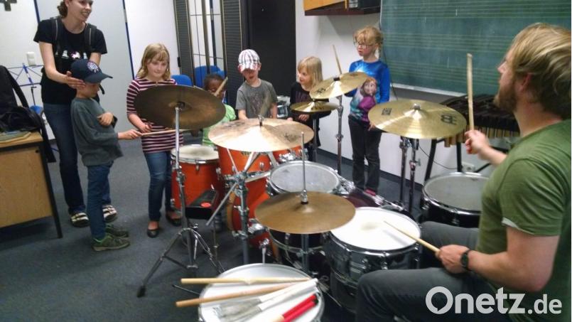 Musiklehrer Johannes Preßl führt am kombinierten Schlagzeug die verschiedenen Rhythmen vor. Er hat alle Hände voll zu tun, um den Knirpsen die Percussions-Instrumente und Mallets vorzuführen. Bild: kwl