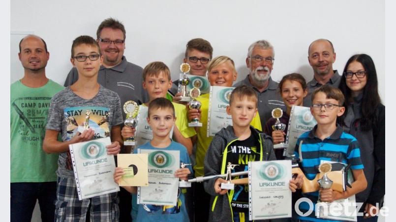 Über Pokale und Urkunden freuten sich die jungen Schützen beim Schnupperschiessen des Schützenvereins Einigkeit 1862 Erbendorf-Naabberg. Mit auf dem Bild zweiter Schützenmeister Sascha Helgert (links), Sportleiter Michael Gerschau (Dritter von links) und Vorstandsmitglied Peter Hackl (hintere Reihe, Dritter von rechts). Bild: njn