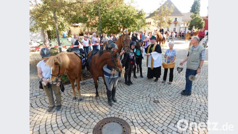 Pfarrer Sven Grillmeier verteilt das gesegnete Ägidiusbrot. Bild: hai