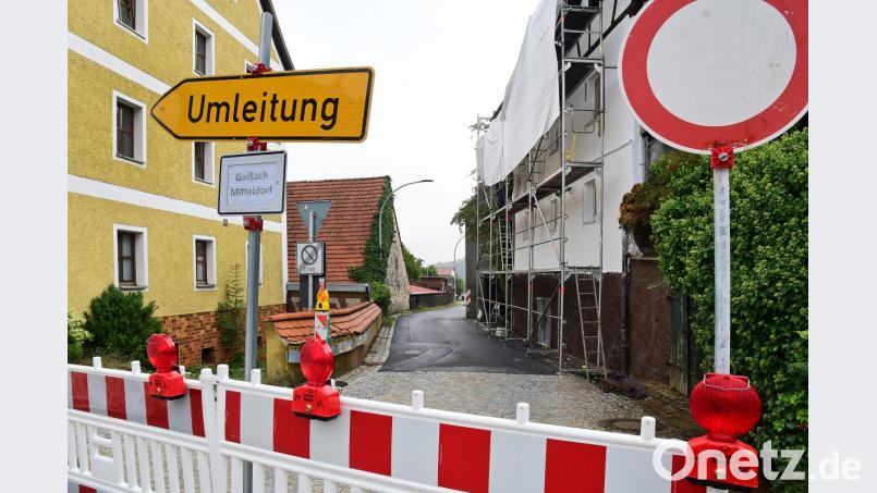 Eine Gebäudesanierung, genau in der Engstelle in Königstein, ist der Grund für eine Umleitung: Weil das benötigte Gerüst auf die Straße gestellt werden musste, ist es hier zu eng für den Verkehr. Bild: Petra Hartl