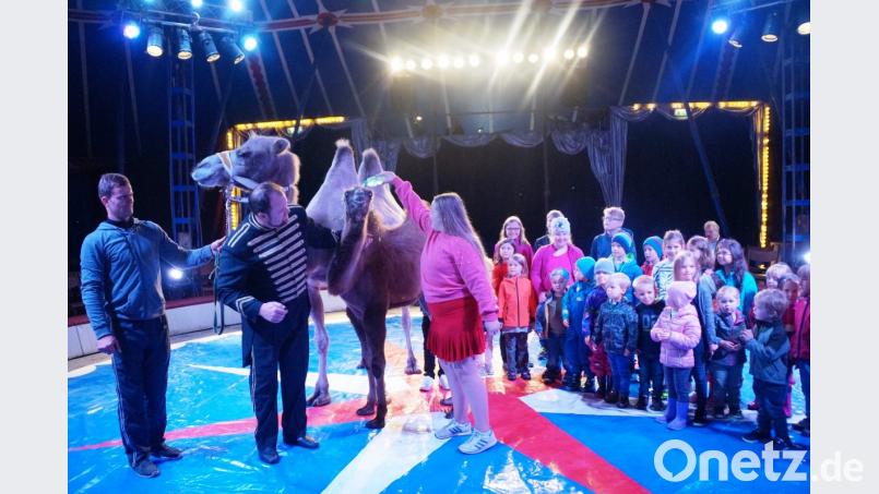 Das Kamelbaby wird von der Artistin Ashley und Franz Spindler-Barelli (Zweiter von links) im Beisein der Kinder in der Manege auf den Namen „OviI“ getauft. Bild: weu