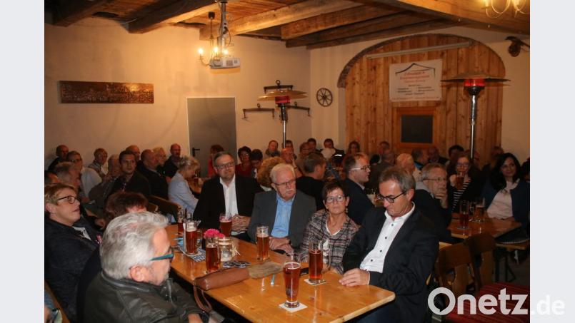Die überdachten Plätze im Hinterhof der Zoiglstube &quot;Zum Adler&quot; waren bis auf den letzten Platz gefüllt. Bild: sne