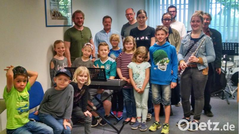 Die Kindertagesstätte „St. Joseph“ besucht mit den Grundschul-Hortkindern die Musikschule. Erzieherin Marina Poß (stehend, Vierte von links) hat die Visite eingefädelt. Bild: kwl