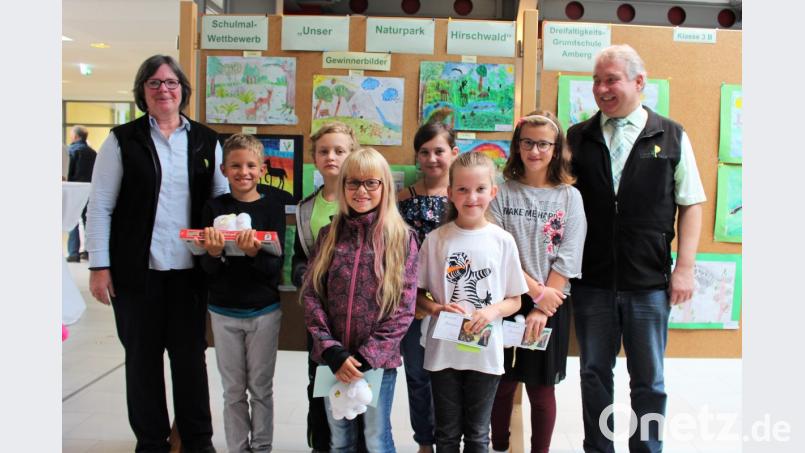 Geschäftsführerin Isabel Lautenschlager (links) und Vorsitzender des Naturparks Hirschwald, Markus Dollacker (rechts), freuen sich über die stolzen Künstler und das große Engagement der fünf Grundschulen aus der Region. Bild: dwi