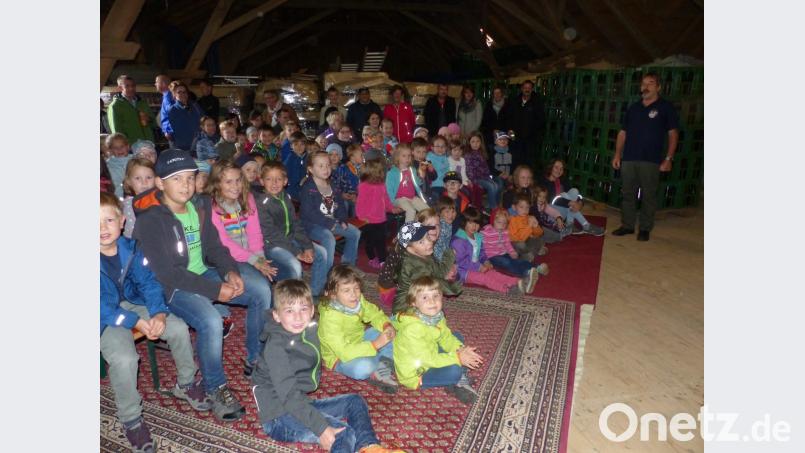 100 Kinder waren begeistert von Kasperls Abenteuer im Lerautal. Dazu hatte der OWV eingeladen. Bild: sl