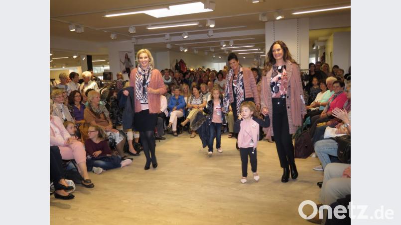 Besonders bezaubernd fanden die Gäste die beiden kleinen &quot;Models&quot; Lena (links hinten) und Marie (vorne rechts) Bild: ubb