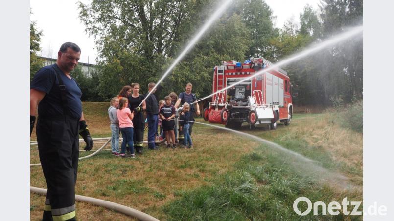 Die beiden Zugführer Karl-Heinz Wazl (links) und Jürgen Merold (rechts) erhalten von der Jungfeuerwehr beim Löscheinsatz kräftige Unterstützung. Bild: gz