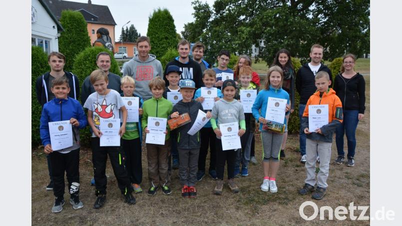 Zwölf Kinder beteiligten sich am Samstag an der Schieß-Olympiade der Königlich-privilegierten Schützengesellschaft Mitterteich. Jugendleiter Christian Schneider (2. von rechts) und Klaus Weigl (2. von links) nahmen die Siegerehrung vor. Bild: jr