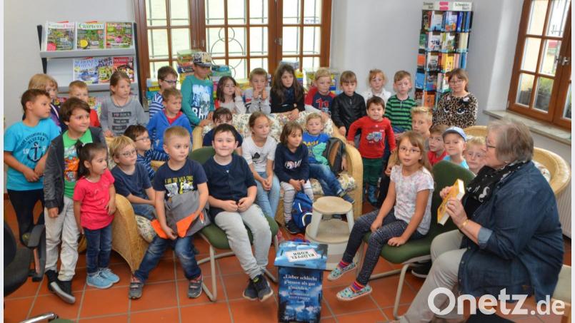 Büchereileiterin Monika Roth (rechts) bringt mit "Michel aus Lönneberga" Altbewährtes und landet damit bei ihren Zuhörern einen Volltreffer. Bild: dob