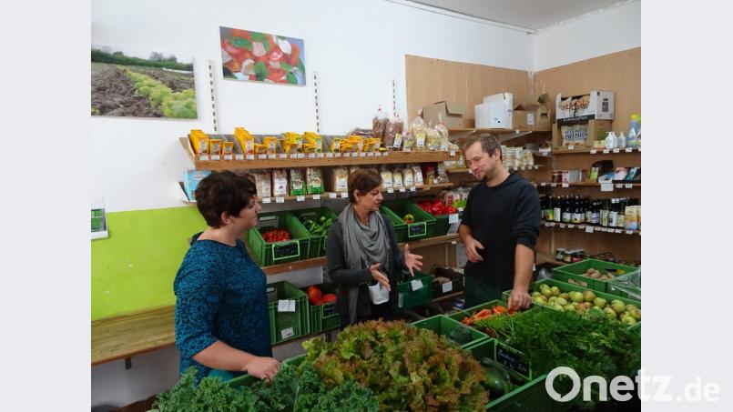 Bio-Gärtner Simon Rauch diskutiert mit der Grünen-Landesvorsitzenden Sigi Hagl (Mitte) und Landtagskandidatin Anna Toman über sein landwirtschaftliches Konzept. Bild: rti