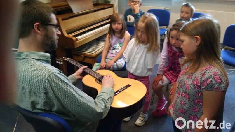 Anschaulich erklärt Musiklehrer Robert Hösl die Klangfarben und Zupftechniken bei der Gitarre. Bild: kwl