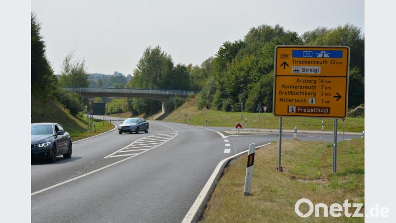 Umfangreiche Bauarbeiten stehen entlang der Bundesstraße 299 bei Mitterteich an. Die dazu notwendige Vollsperrung der Ortsumgehung gilt ab Montag, 10. September, zunächst ab der Abzweigung nahe Pechofen (Bild) bis zur Anbindung an die B15, nach etwa zwei Wochen zusätzlich auch bis zum Kreisverkehr bei der Autobahn. Bild: jr