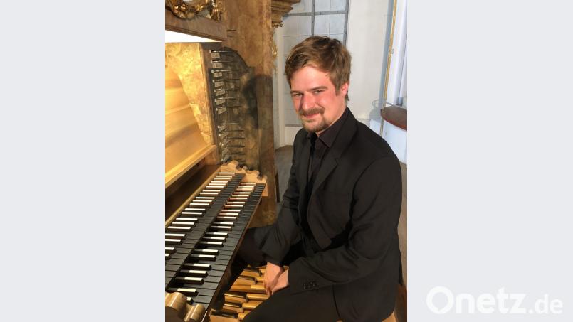 Der Velburger Organist Martin Sturm (1. Preisträger der ION Nürnberg 2018) an der Sandtner-Orgel der Schulkirche Amberg Bild: dok