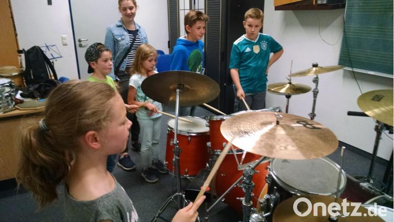 Die Buben und Mädchen sind vom Schlagzeug angetan. Die verschiedenen Percussions-Instrumente und Mallets probieren sie gleich aus. Bild: kwl
