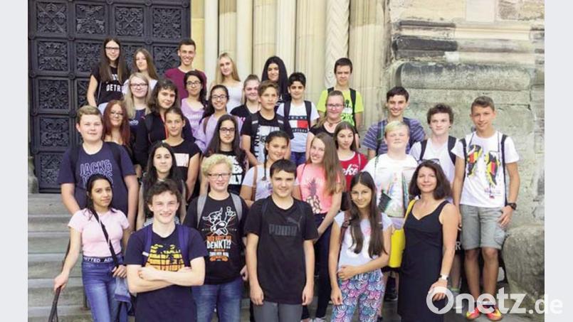 Die Schüler- und Buslotsen der Werner-Porsch-Schule sind mit Lehrerin Marion Vogel (vorne rechts) in Bamberg unterwegs. Bild: hai