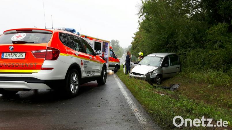 Einmal kurz nicht aufgepasst, schon landete ein 22-jähriger Landkreisbewohnen mit seinem Auto im Graben. Nach dem Unfall am Dienstagmorgen wird die Europastraße auf Höhe von Siebeneichen vorübergehend gesperrt. Der Fahrer wird bei seiner Schleudereinlage zum Glück nur leicht verletzt. Bild: blm