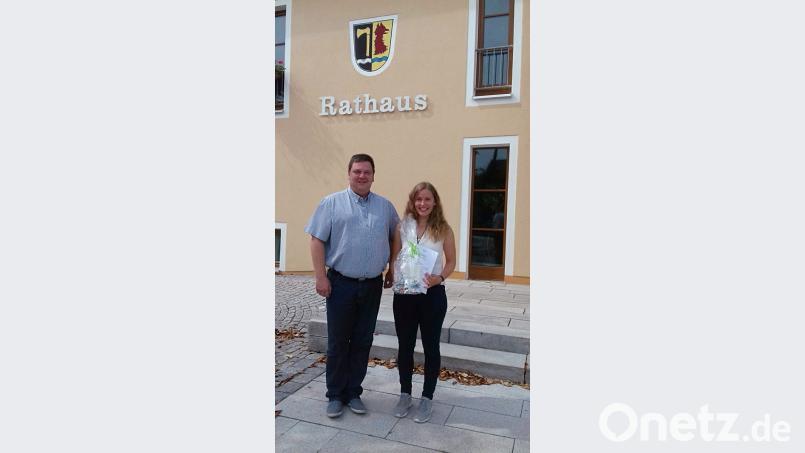 Marie Sofie Breu (re) erhielt aus den Händen von Bürgermeister Christian Ziegler ihr Abschlusszeugnis und viele lobenden Worte. Bild: nib