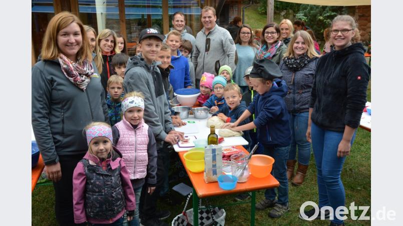 Großartig kam bei den Kindern das Pizzabacken mit dem Chor „Grazie A Dio“ an. Chorleiterin Michaela Burger (links) und die Chormitglieder standen den Kindern hilfreich zur Seite. Bild: jr
