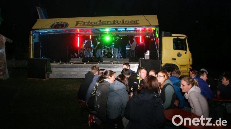 Das Bild täuscht. Nicht nur die Jugend kommt zum Rockkonzert auf die Glasschleifwiese. Bild: wro