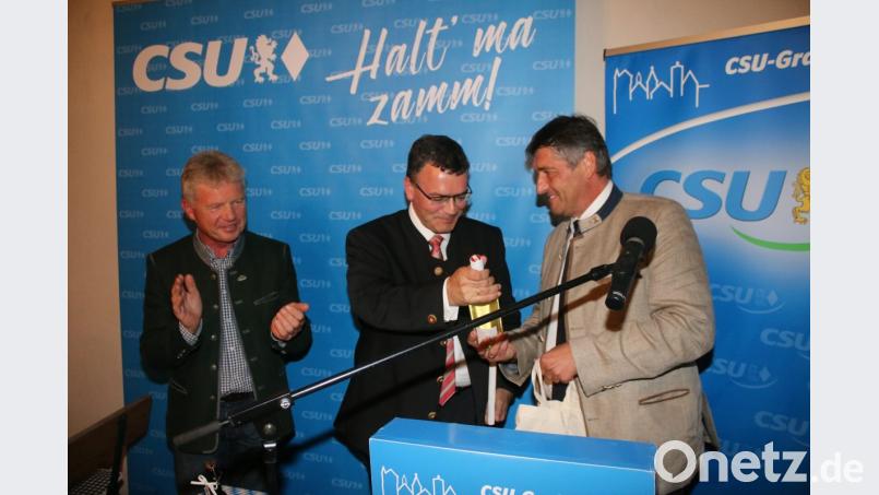 CSU - Ortsvorsitzender Gerald Morgenstern (links) und Bürgermeister Edgar Knobloch bedachten Staatskanzleichef Florian Herrmann mit Andenken der Stadt. Bild: sne