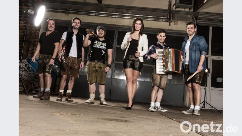 Die Partyband „Woid-Rocker“ lässt es am Samstag krachen. Bild: exb