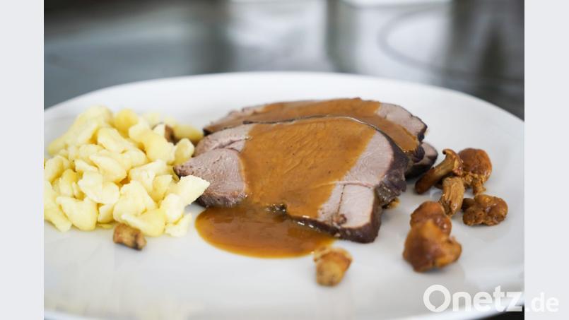 OWZ-Küchenchef Michael Schiffer empfiehlt zur Rehkeule Spätzle. Als Beilage eignen sich außerdem Spitzkohlgemüse oder – wie auf dem Bild – Schwammerl. Bild: Lukas Meister