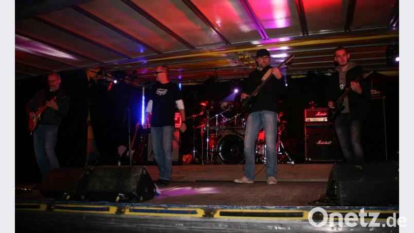 Rund zwei Stunden lang lassen es die Musiker von „Tom Fools &amp; Friends“ krachen. Bild: wro