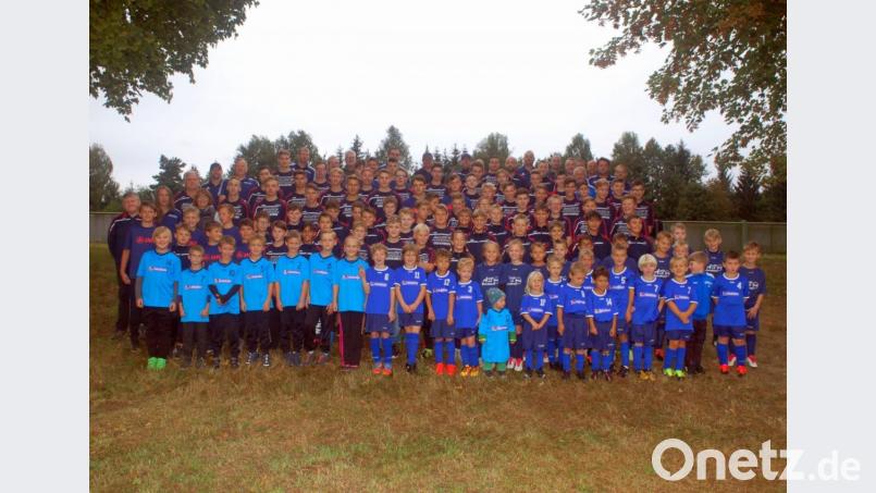 100 Kinder und Jugendliche zeigen sich beim Sporttag der JFG Oberpfälzer Grenzland vor allem von ihrer fairen Seite. Bild: fjo