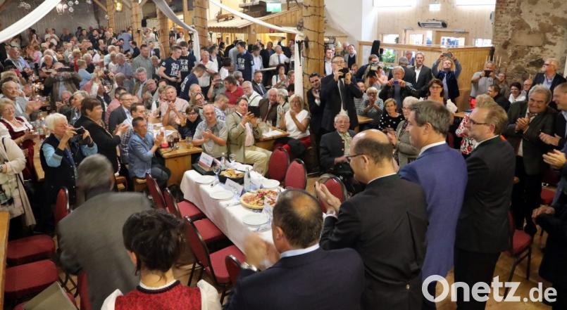 Über 500 Besucher füllten am Dienstagabend den Gutenecker Gutsstadel, in den der CSU-Kreisverband zu seinem Sommerempfang eingeladen hatte. Der Landtagswahlkampf stand beim Besuch des Bayerischen Ministerpräsidenten Markus Söder im Mittelpunkt. Bild: Götz
