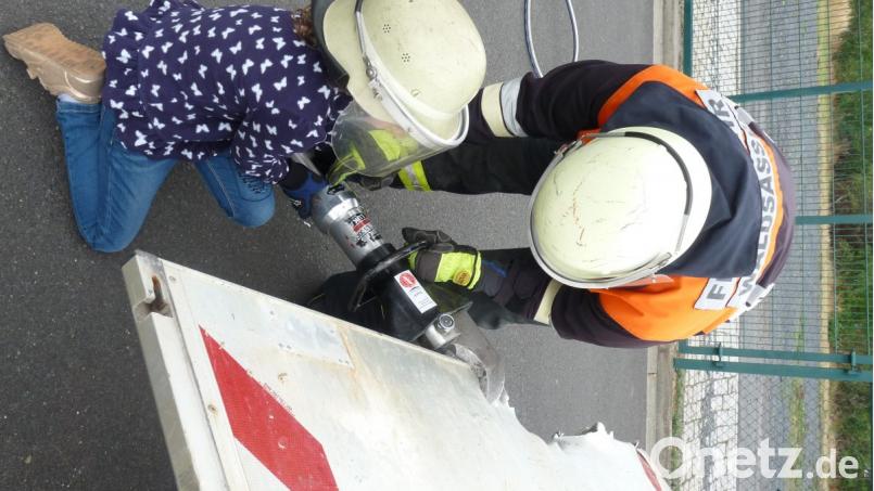 An einem alten Auto wird die Rettungsschere ausprobiert. Bild: flm
