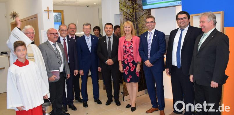 Pfarrer Gottfried Schubach und sein evangelischer Mitbruder Pfarrer Thomas Krüger (von links) segnen das neue Bankgebäude der Raiffeisenbank Unteres Vilstal. Mit dabei sind auch die Bürgermeister der Nachbargemeinden, stellvertretende Landrätin Brigitte Bachmann (Mitte) sowie die Vorstände der Raiffeisenbank Unteres Vilstal Karl Schlagbauer (Dritter von rechts) und Michael Doblinger (Fünfter von rechts). Bild: bö