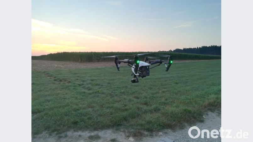 sdrIm Laufe des Vormittags zeigte Jagdfreund Mario Zeitler die Möglichkeit der Kitzrettung und der Bestätigung von Wild mittels des Einsatzes von Drohnen mit einer eindrucksvollen Vorführung auf. Bild: frd