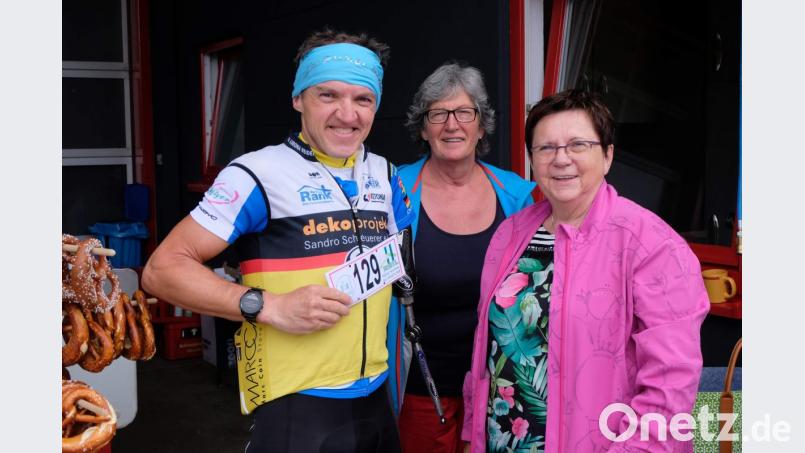 Prominentester unter den 156 Teilnehmern beim Pirker Kreisel war der Extrem-Radfahrer Wolfgang Stöckl. Der einarmige Sportler, der zwei Kreisel-Runden absolvierte, machte im Juli Schlagzeilen, als er von Rothenstadt bis zum Nordkap radelte und in 16 Tagen 3424 Kilometer zurücklegte. Chef-Organisatorin Bärbel Birner (r.) und Annemarie Brandl (Mitte) waren sich sicher, dass Stöckl damit als Mensch mit Behinderung etwas geschafft, was ihm keiner so schnell nachmacht. Bild: u