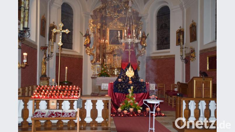 Sehr besinnlich hatte der Pfarrvikar den Altarraum mit Kerzen und Tüchern geschmückt. Weihrauch symbolisierte das zu Gott aufsteigende Gebet. Bild: swo
