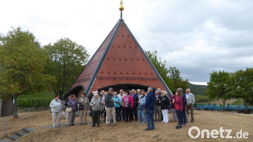 Die Teilnehmer am Tagesausflug nach Franken stellen sich zu einem Erinnerungsfoto auf. Bild: exb