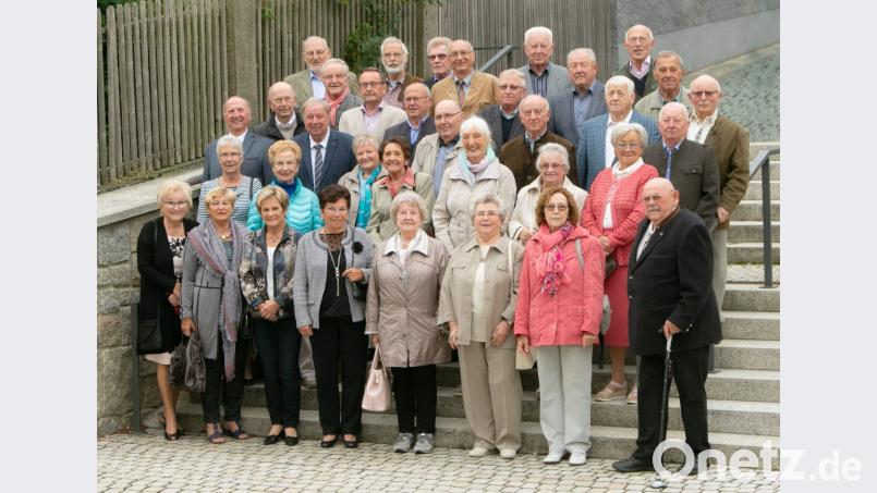 Die Teilnehmer des Klassentreffens des Schülerjahrgangs 1938 trafen aus allen Teilen Deutschlands ein. Leider mussten sich einige der Klassenkameraden wegen Krankheit entschuldigen. Für die Anwesenden ging es zunächst ging es zum obligatorischen Klassenfoto. Bild: Fotostudio Hummer/exb