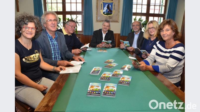 VHS-Geschäftsführerin Erika Grötsch (Zweite von rechts) legte erstmals ein Jahresprogramm bei der VHS auf. Katrin Poschenrieder, Alfons Raab, Josef Zilbauer, Andreas Wutzlhofer, Richard Pruy und Monika Kraus (von links nach rechts) zeigten sich über die angebotene Vielfalt begeistert. Bild: dob