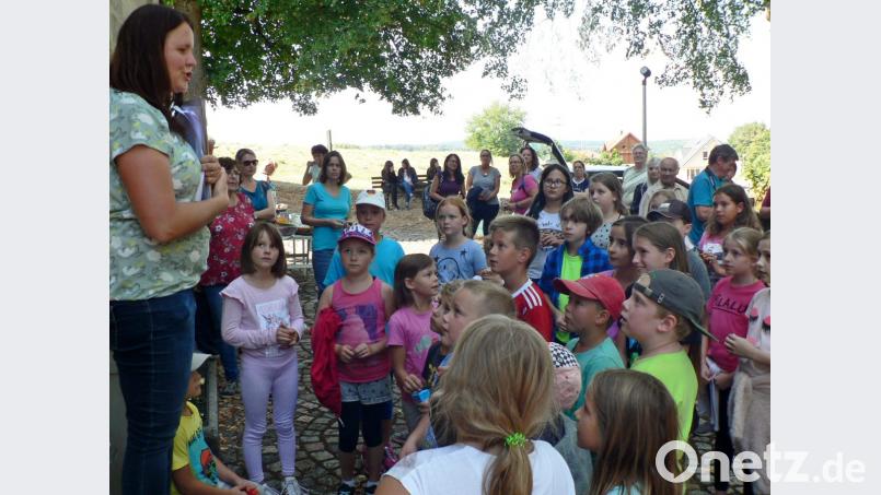 Alle Mädchen und Buben warten gespannt auf die Auswertung. Barbara Raps, Vorsitzende der KAB, hat alles bestens vorbereitet. Bild: lep