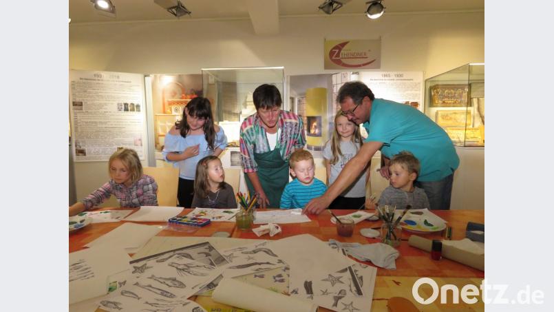 Brigitte Breusch-Veittinger (Mitte) und Franz Trottmann (re.) hatten am sonntag alle Hände voll zu tun im Museumsquartier. Bild: ubb