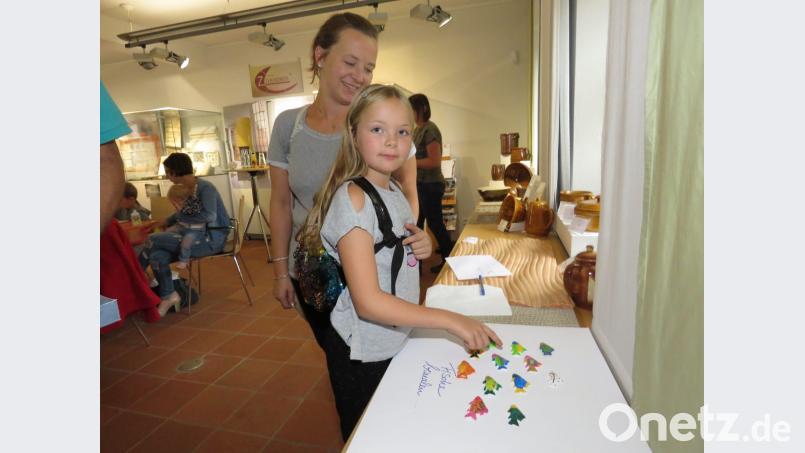 Sobald die Farben getrocknet waren, durften die Kinder ihre kleinen Gipskarpfen selbstverständlich mit nach Hause nehmen. Bild: ubb