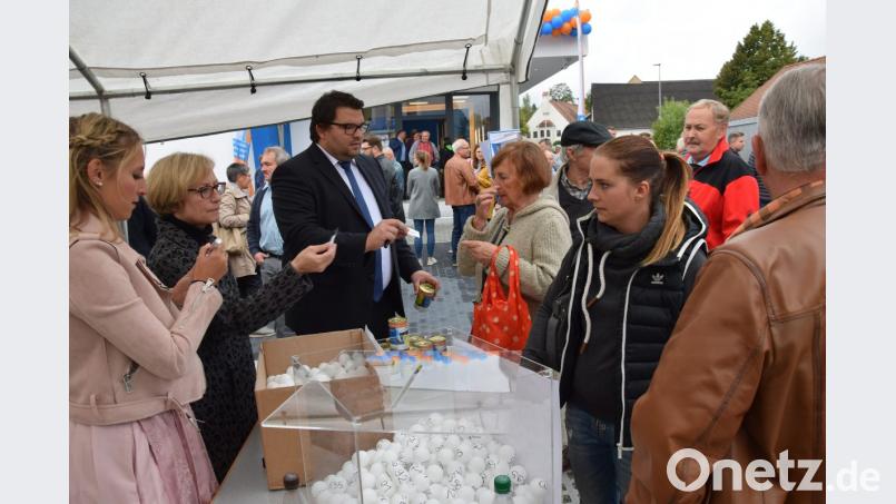 Neben Blasmusik, Kaffee und Kuchen besuchen hunderte von Menschen die Stände der Raiffeisenbank Unteres Vilstal, wie hier mit ihrer Teilnahme an einer Verlosung. Bild: bö