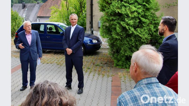 Am Schulhaus nehmen die beiden CSU-Landtagsabgeordneten Eberhard Rotter (links) und Harald Schwartz Anregungen aus der Gemeinde Etzelwang für ihre Arbeit im bayerischen Landtag entgegen.Rechts Bürgermeister Roman Berr. Bild: ds