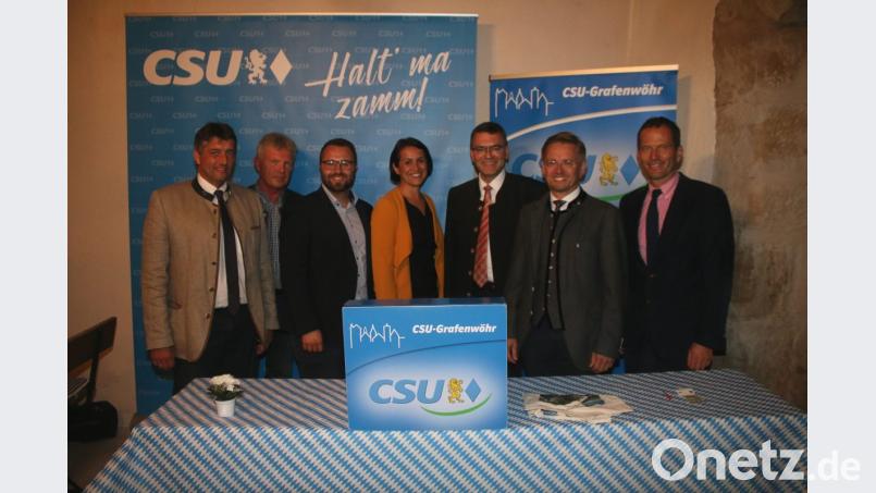 Bürgermeister Edgar Knobloch (von links), Ortsvorsitzender Gerald Morgenstern, Bezirksratkandidat Matthias Grundler, Landtagskandidatin Tanja Renner, Landtagsabgeordneter Tobias Reiß und Bundestagsabgeordneter begrüßen Staatskanzlei-Leiter Florian Herrmann (Dritter von rechts) in Grafenwöhr Bild: sne
